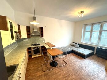 pokoj s kuchyňskou linkou - Prodej bytu 2+kk v osobním vlastnictví 46 m², Praha 9 - Libeň 