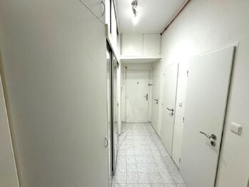 chodba - Prodej bytu 2+kk v osobním vlastnictví 46 m², Praha 9 - Libeň