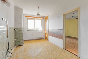 Kuchyně s průchodem do pokoje/ložnice - Prodej bytu 3+1 v družstevním vlastnictví 86 m², Psáry