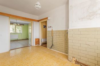 Kuchyně s průchodem do obývacího pokoje - Prodej bytu 3+1 v družstevním vlastnictví 86 m², Psáry