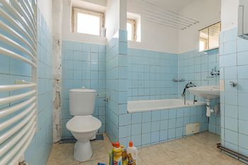 Koupelna s vanou a toaletou - Prodej bytu 3+1 v družstevním vlastnictví 86 m², Psáry