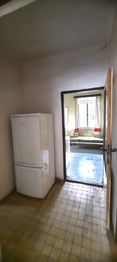 chodbička ke koupelně a kuchyni - Prodej domu 238 m², Nová Bystřice