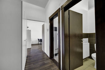 CHODBA BYT V PŘÍZEMÍ - záběr od vstupních dveří - Prodej domu 190 m², Nymburk
