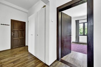CHODBA BYT V PŘÍZEMÍ - záběr od kuchyně na vstupní dveře - Prodej domu 190 m², Nymburk