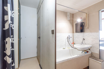 Koupelna - Prodej bytu 1+1 v osobním vlastnictví 47 m², Praha 9 - Prosek