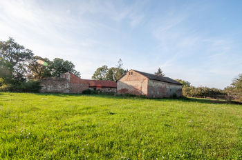 Pohled na stodoly - Prodej zemědělského objektu 1619 m², Vidice