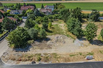 Pohled na pozemek z dronu - Prodej pozemku 2198 m², Ořech