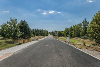 Nově vybudovaná příjezdová cesta - Prodej pozemku 2198 m², Ořech