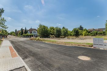Pohled na pozemek a okolní zástavbu - Prodej pozemku 1099 m², Ořech