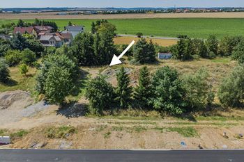 Pohled na pozemek z dronu - Prodej pozemku 2192 m², Ořech