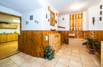 Chodba s pohledem do kuchyně - Prodej domu 100 m², Brozany nad Ohří