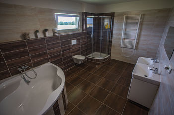 Koupelna v Patře - Prodej domu 162 m², Střítež