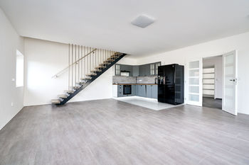 obývací místnost s kuchyňkou linkou  - Prodej domu 211 m², Červené Pečky