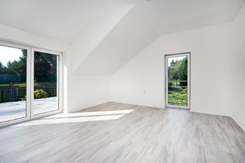 pokoj s terasou - Prodej domu 211 m², Červené Pečky