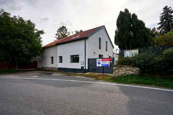 pohled na dům z ulice - Prodej domu 211 m², Červené Pečky