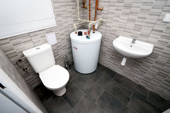 toaleta a kotel v 1.NP - Prodej domu 211 m², Červené Pečky