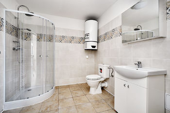 koupelna v menším domě - Prodej domu 211 m², Červené Pečky