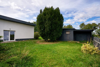 pohled na menší dům a chatku/zahradní domek - Prodej domu 211 m², Červené Pečky