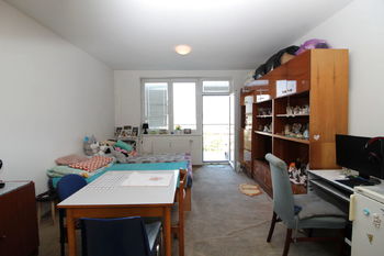 pokoj s balkónem - Prodej bytu 1+kk v osobním vlastnictví 39 m², Praha 9 - Vysočany 