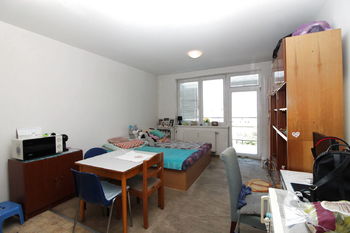pokoj s balkónem - Prodej bytu 1+kk v osobním vlastnictví 39 m², Praha 9 - Vysočany