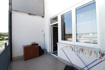 balkón - Prodej bytu 1+kk v osobním vlastnictví 39 m², Praha 9 - Vysočany