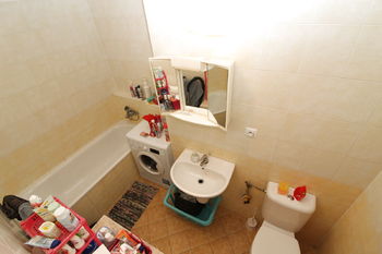 koupelna s vanou a WC - Prodej bytu 1+kk v osobním vlastnictví 39 m², Praha 9 - Vysočany