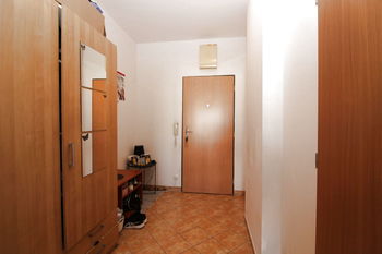 chodba, pohled na vstupní dveře - Prodej bytu 1+kk v osobním vlastnictví 39 m², Praha 9 - Vysočany