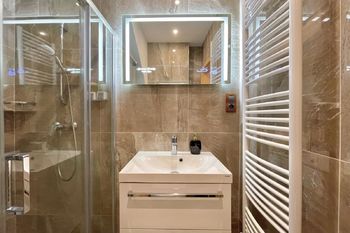 Koupelna se sprchovým koutem - Prodej bytu 2+kk v osobním vlastnictví 64 m², Pec pod Sněžkou