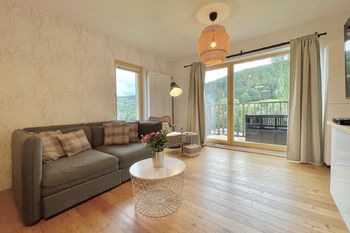 Obývací pokoj s kuchyní - Prodej bytu 2+kk v osobním vlastnictví 64 m², Pec pod Sněžkou