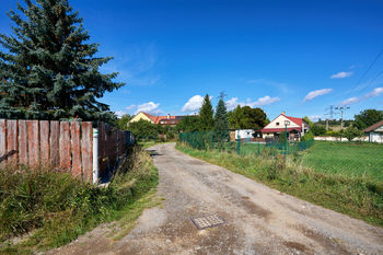 příjezdová cesta k pozemkům od Nečína - Prodej pozemku 2212 m², Hřiměždice
