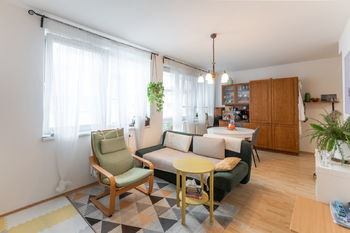 Obývací pokoj - Prodej bytu 3+kk v osobním vlastnictví 70 m², Praha 9 - Hostavice