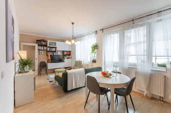 Obývací pokoj - Prodej bytu 3+kk v osobním vlastnictví 70 m², Praha 9 - Hostavice 