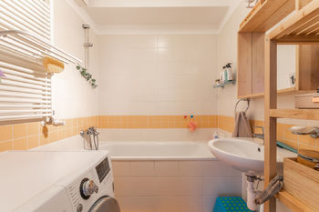 Koupelna - Prodej bytu 3+kk v osobním vlastnictví 70 m², Praha 9 - Hostavice