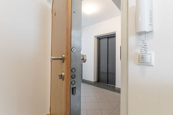 Bezpečnostní dveře - Prodej bytu 3+kk v osobním vlastnictví 70 m², Praha 9 - Hostavice