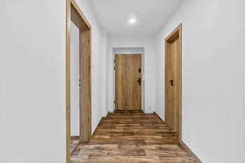 Chodba a vchodové dveře - Prodej bytu 3+1 v osobním vlastnictví 85 m², Ústí nad Labem