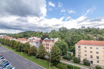 Výhled z ložnice a obývacího pokoje - Prodej bytu 3+1 v osobním vlastnictví 85 m², Ústí nad Labem