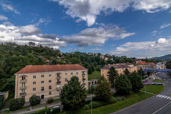 Výhled z ložnice a obývacího pokoje - Prodej bytu 3+1 v osobním vlastnictví 85 m², Ústí nad Labem