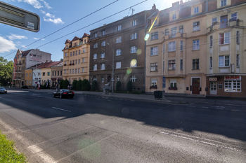 Pohled na dům a autobusová zastávka přímo před domem - Prodej bytu 3+1 v osobním vlastnictví 85 m², Ústí nad Labem