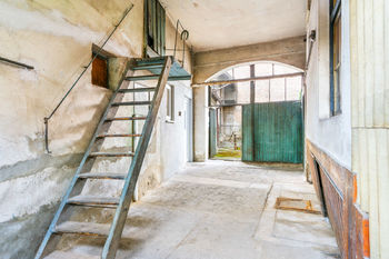 Zastřešený průjezd mezi byty, schodiště na půdu - Prodej domu 147 m², Všetaty