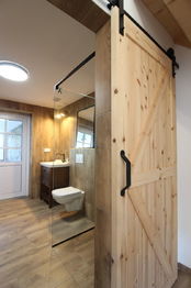 koupelna, pohled z obývacího pokoje - Prodej domu 120 m², Tavíkovice