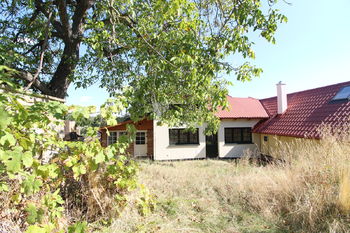 pohled na dům, vpravo původní domek - Prodej domu 120 m², Tavíkovice