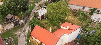 pohled na dům a pozemek shora - Prodej domu 120 m², Tavíkovice