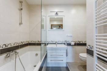 Koupelna s vanou - Prodej bytu 3+1 v osobním vlastnictví 79 m², Bučovice