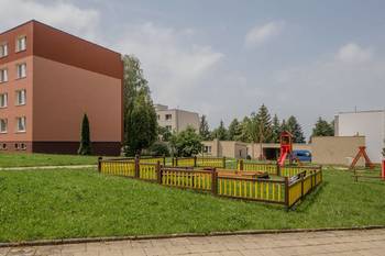 Okolí domu - dětské hřiště - Prodej bytu 3+1 v osobním vlastnictví 79 m², Bučovice