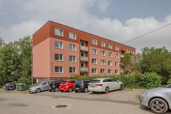 Okolí domu - parkování - Prodej bytu 3+1 v osobním vlastnictví 79 m², Bučovice