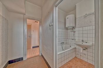 koupelna s chodbičkou - Prodej bytu 3+1 v osobním vlastnictví 78 m², Kolín
