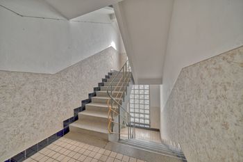 schodiště - Prodej bytu 3+1 v osobním vlastnictví 78 m², Kolín