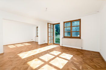 obývací pokoj v přízemí - Prodej domu 211 m², Kaplice