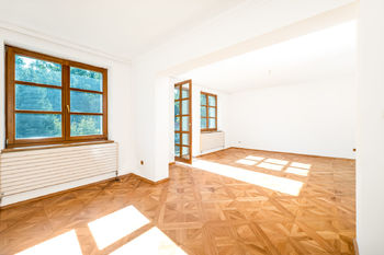obývací pokoj v přízemí - Prodej domu 211 m², Kaplice