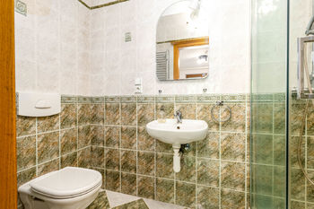 koupelna v přízemí - Prodej domu 211 m², Kaplice